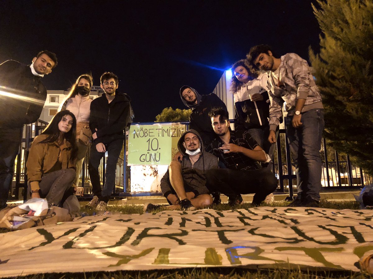 Nöbetimizin 10. gününde İzmir’de “dağıttık!”

Baskılara rağmen bugün, İzmir Harmandalı’da 7 yıldır bomboş duran bir özel yurdun önünden isyanımızı dağıttık: Banklarda kalanlarız; saraylarda kalanlardan haklarımızı söke söke alacağız! #yurtsuzlarsokakta