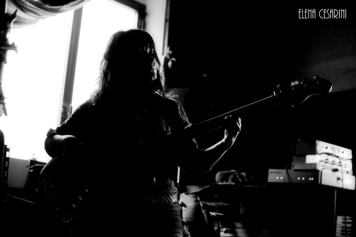 fedechiccalippi's tweet photo. La musica una volta ammessa nell’anima diventa una sorta di spirito e non muore mai.                          Grazie ad Elena per la foto! #music #bassguitar #fender https://t.co/yL1BvWDzQu