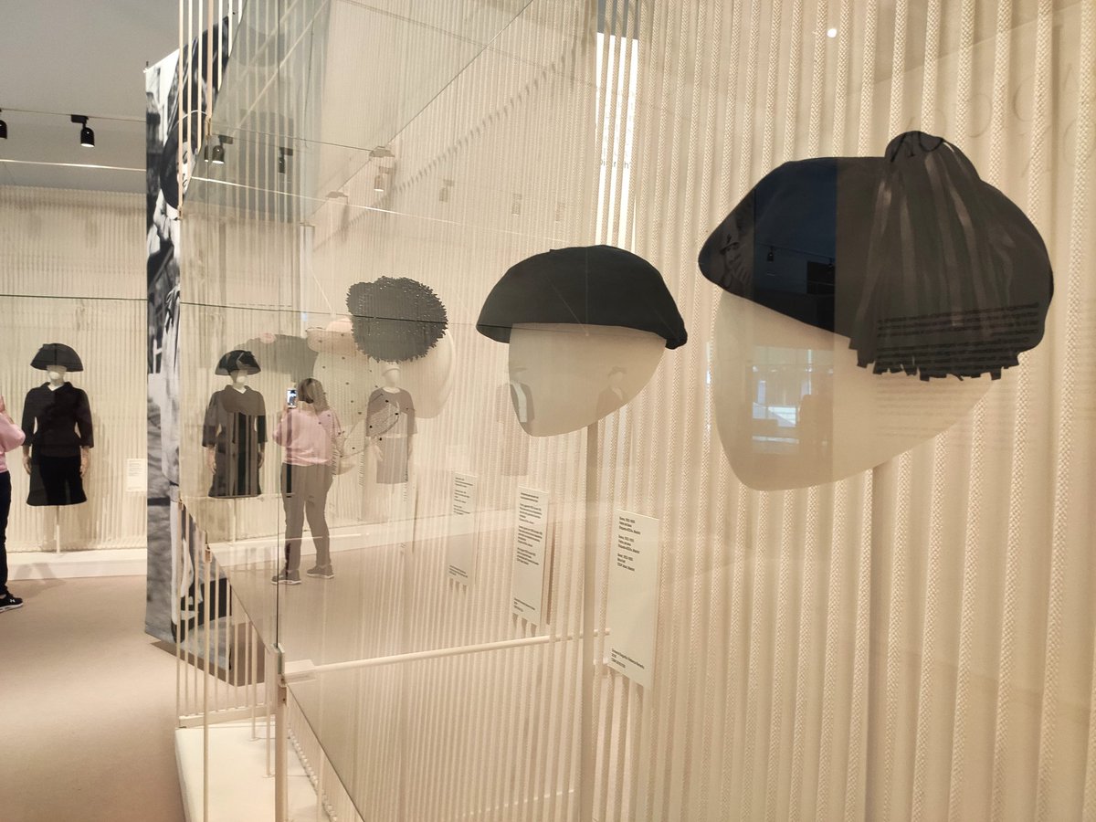 PratNur's tweet photo. Magnífica exposició a no perdre: #Balenciaga. L'elegància del barret.
#barrets i lligadures de finals dels 1930 al 1968! Al @museudeldisseny
Fins al 3/10/2021
#BalenciagaBarrets
#MuseudelDisseny https://t.co/TQSHwBtv73