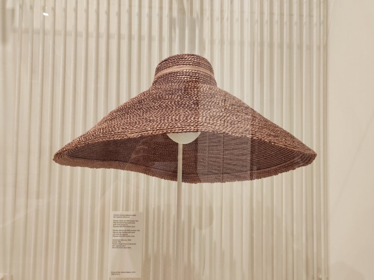PratNur's tweet photo. Magnífica exposició a no perdre: #Balenciaga. L'elegància del barret.
#barrets i lligadures de finals dels 1930 al 1968! Al @museudeldisseny
Fins al 3/10/2021
#BalenciagaBarrets
#MuseudelDisseny https://t.co/TQSHwBtv73