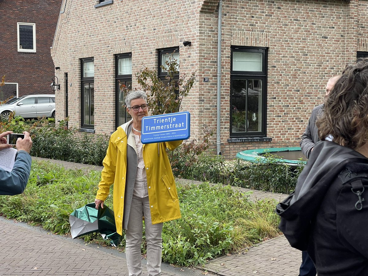 Veluwe40_45's tweet photo. Vandaag hebben we de straatnaam vernoemt naar Trijntje Timmer in #Putten onthuld. Trijntje heeft in de oorlog veel voor onderduikers en het verzet op de Veluwe betekent. Haar kleindochters mochten de onthulling doen. https://t.co/LnRXs41Zp6