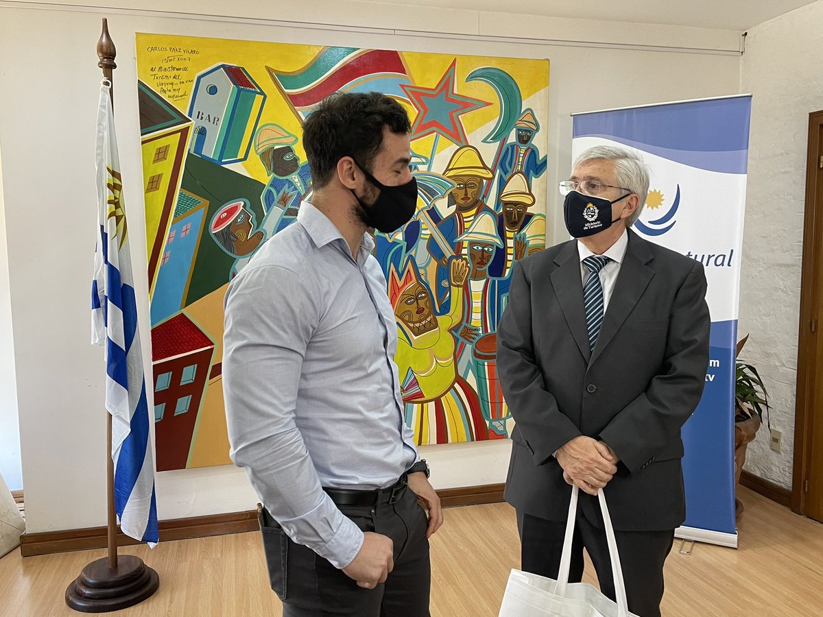 Hoy tuvimos la visita de <a href="/SantiComba/">Santi</a> en MinTur donde el  Ministro Tabaré Viera entregó unos presentes y deseo éxitos al campeón uruguayo de Crossfit 2021 quien viaja a participar del “Madrid Crossfit Championship” en España y luego a “ELFIT” en El Cairo - Egipto.