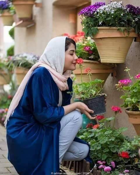 يَسألونَكِ عَنِ العُمرِ و فيما أمضيتَهِ.. قولي لَهُم : عُمري سَنابِلُ تَجارُبَ هائِلَةٌ و قد صارَعْتُ عَواصِفَ الحَياةِ العاتِيَةَ لأثبتَ جَدارتي.. ففي جِرارِ القَلْبِ تُخفونَ أعوامَكُم .. و في بَريقِ عَينيَّ أظهِرُ جُرأتي 😉 .