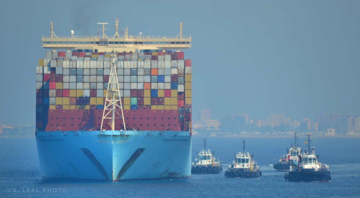 Llegada esta tarde al @PuertoAlgeciras del #ManchesterMaersk de @Maersk con 17 metros de calado.  Asisten los remolcadores de @BoludaTowage #VbCeballos #VbTron #VbTitan y #VbJuanGonzalez #Algeciras #BahiadeAlgeciras #campodeGibraltar #Nikonphoto #Hacerfotos