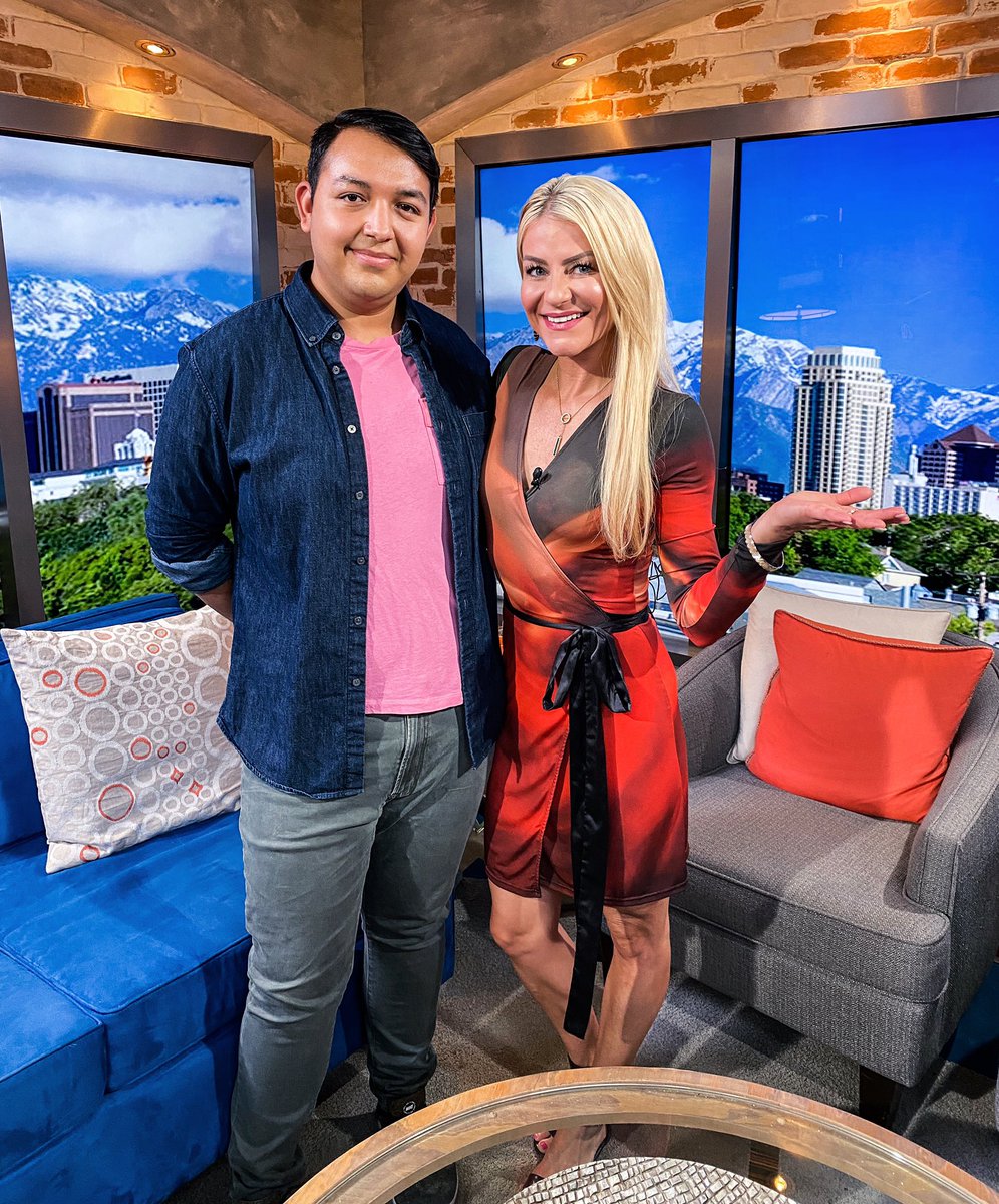 jennyhardmantv's tweet photo. BiRtHdAy T W I N S 🎁 When you work on your birthday it helps when you share your day with one of the BEST @fox13 employees EVER @HugoVacaLopez 🎉  #birthdaytwin #september29 #friendsandcolleagues  #felizcumpleaños @Fox13ThePLACE https://t.co/kUlKf4Eqx9
