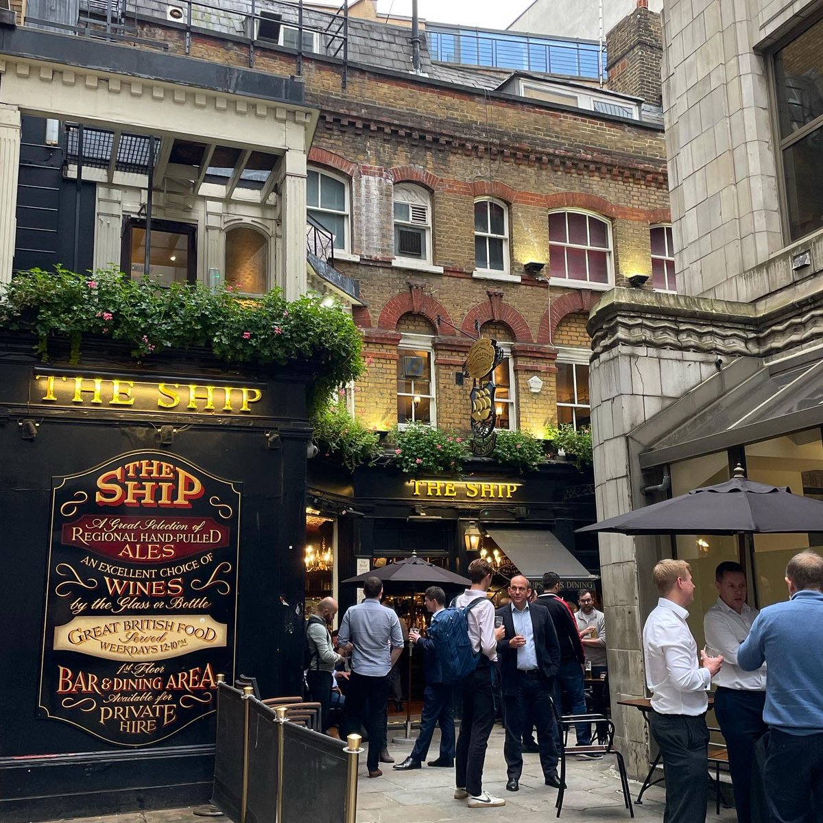 TheLondonPubMap's tweet photo. ThevShip, Talbot Court #pub #londonpubs #london #theship https://t.co/TRkXZUXLJ2 https://t.co/WxO4Mrg3ZI