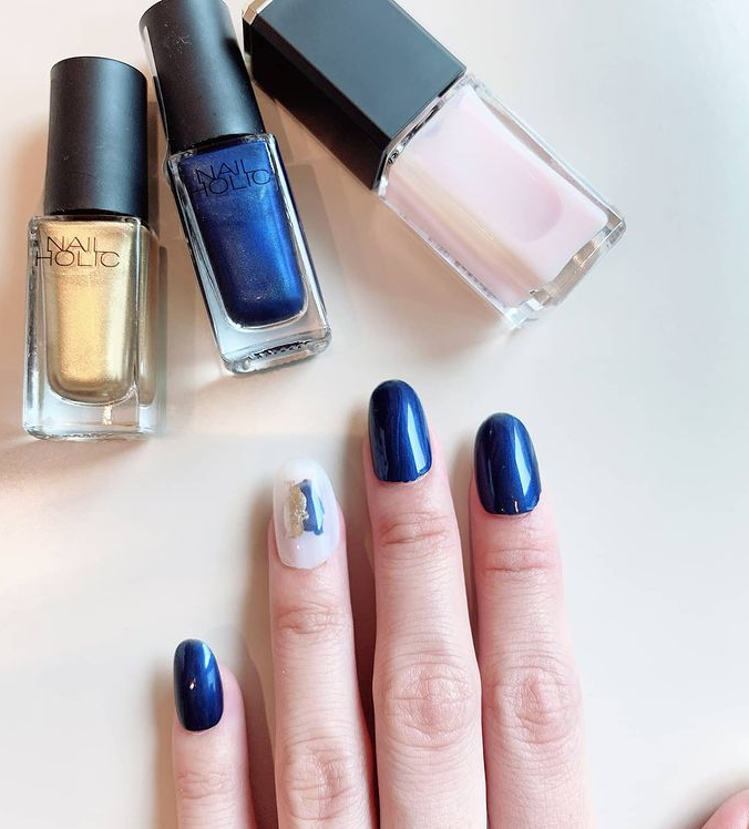 美的 S Tweet 秋コスメ21 セルフネイル 派必見 簡単ちょんちょんネイル ネイビー ゴールドの組み合わせが秋モード 使用アイテム アルビオン エクシア ヴェルニ 01 Nailholic ネイルホリック Bl926 Gd036 秋ネイル 美的セルフネイル