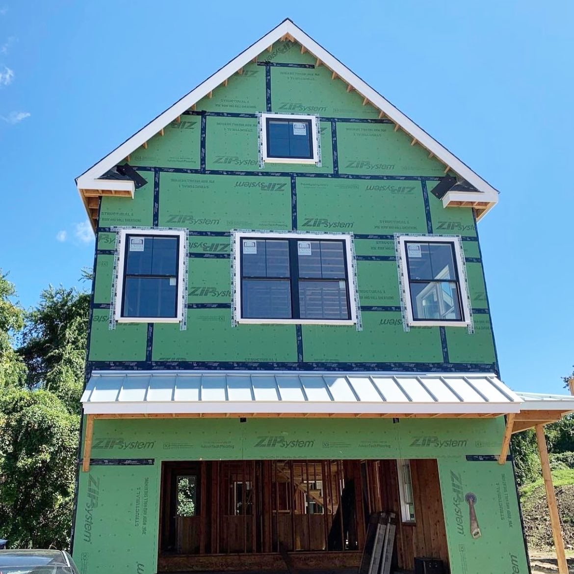 unitedwindowmfg's tweet photo. New construction home featuring our black windows. Thank you @joeorts_northeast (ig) for the tag. Excited to see the home when it’s completed! 

#unitedwindowmfg #unitedwindowanddoor #exteriordesign #vinylwindows https://t.co/0Ew1yKISFl