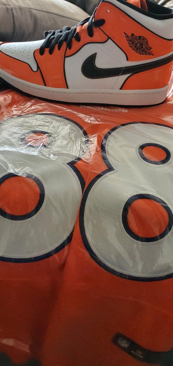 DOdoubleC's tweet image. Freeing up some closet space , #forsale , never worn . 10.5 #air  #BroncosCountry #orange #Jordan 1 mid #perfectmatch #nike