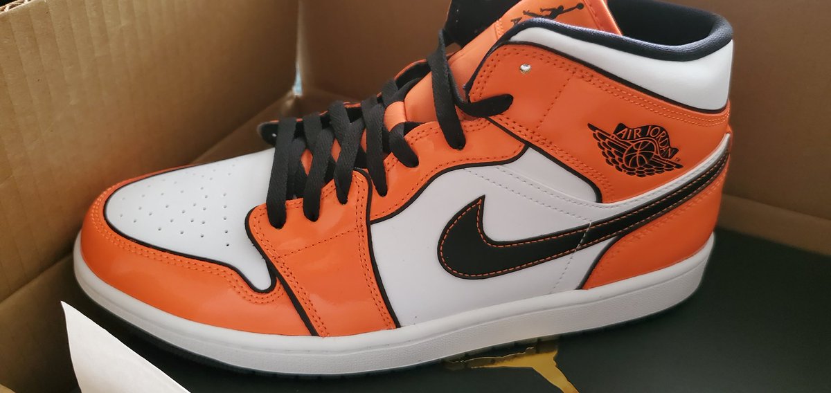 DOdoubleC's tweet image. Freeing up some closet space , #forsale , never worn . 10.5 #air  #BroncosCountry #orange #Jordan 1 mid #perfectmatch #nike