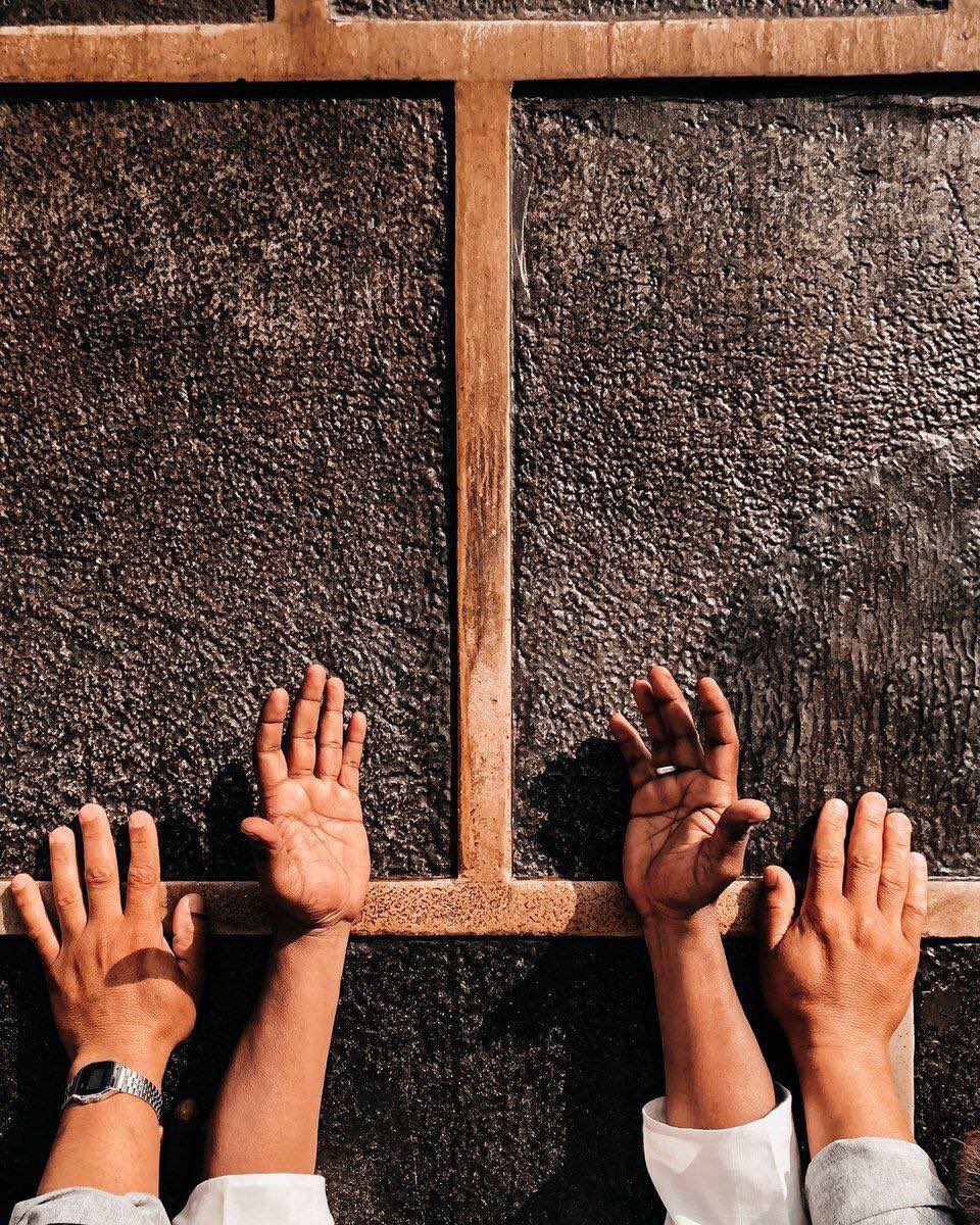 لغيرك ما مددتُ يدي
فأنت اللهُ معتَمَدي
دعوتُك واحدًا أحدًا
وما بدَّلتُ معتقَدي
سألتك رحمةً، ورِضًا
وعَيشًا زانَ بالرَّشَدِ
رجوتُك لا تُبَعِّدْنِي
إليك إليك خُذ بيَدِي 🕊.