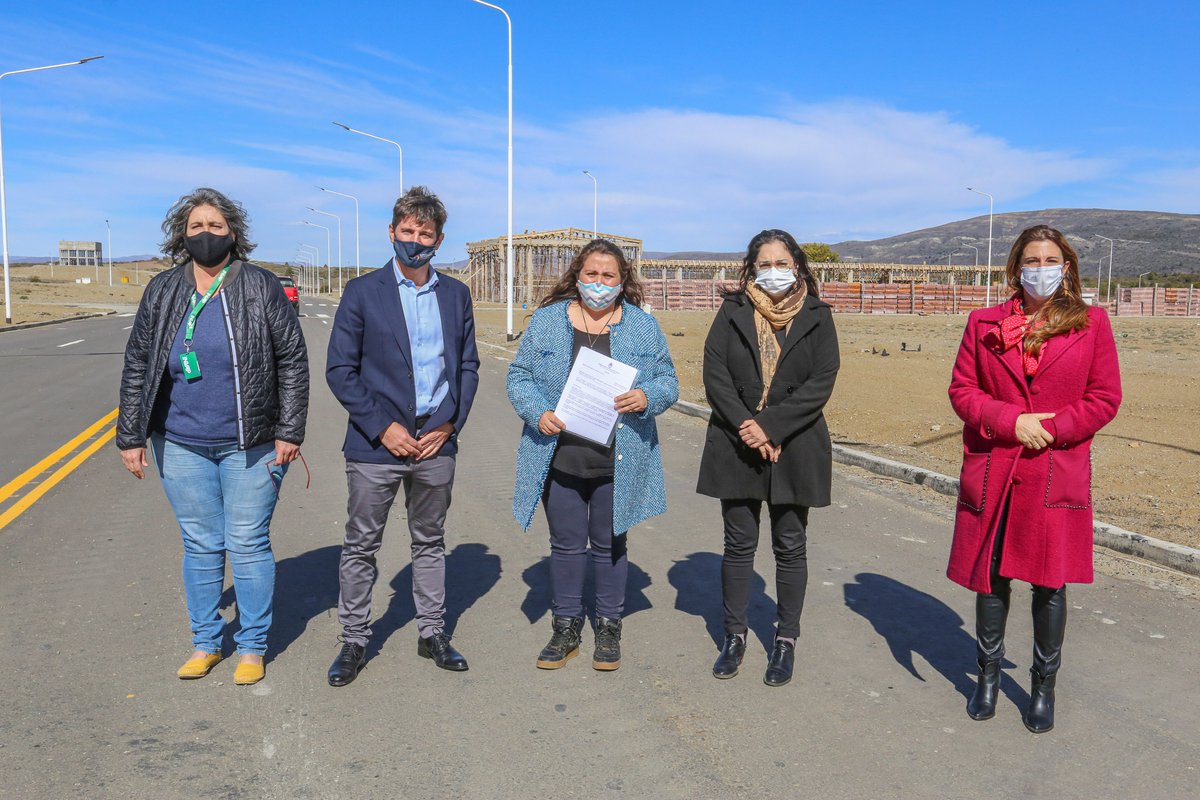 ModernizacionRn's tweet photo. La directora ejecutiva de #RNInnova, Soledad Gonnet, visitó el predio del Parque Tecnológico Bariloche, junto a autoridades nacionales, provinciales, del Ente del Parque e INVAP, donde constataron el avance de la incubadora de proyectos tecnológicos.

#cienciaytecnología #pitba https://t.co/3wq2MROdSM