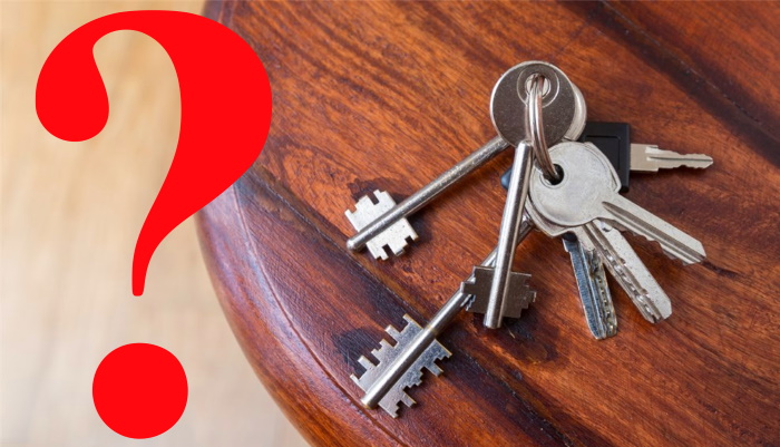 Падают ключи примета. Почему нельзя класть ключи от дома на стол примета. Уронил ключи примета. Ключи на столе. Ключи на столе.