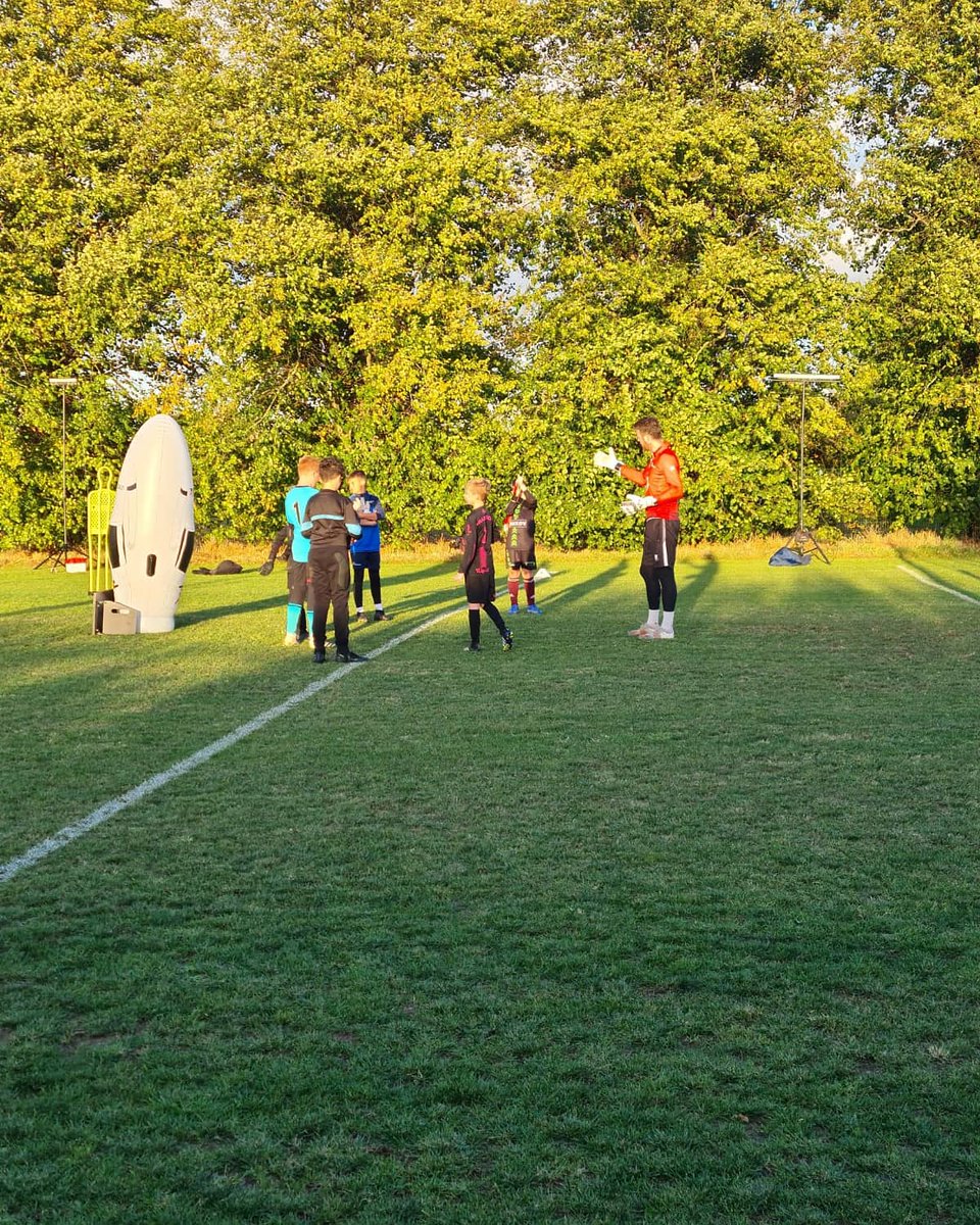 AC1GKcoaching's tweet photo. Great night with the GKs tonight!! #AC1 #GKTraining #WorkingHard #GoaliesOnTop #AC1Goalkeeping https://t.co/cn2NUzu7Z7