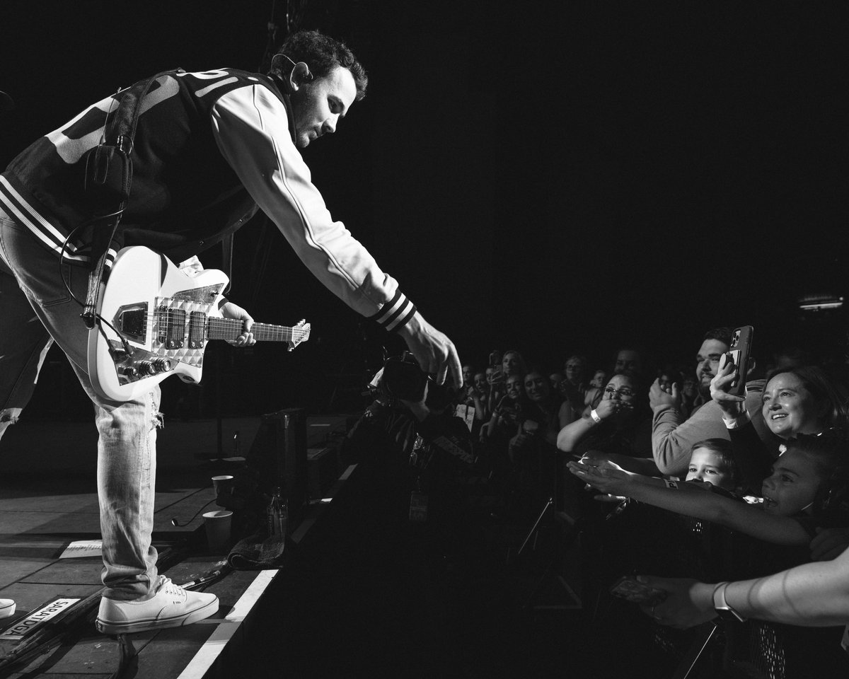 kevinjonas's tweet photo. This is what it’s all about ❤️ Love how now we get to meet your kids at the shows! So awesome. #RememberThisTour https://t.co/ansofoz1CX