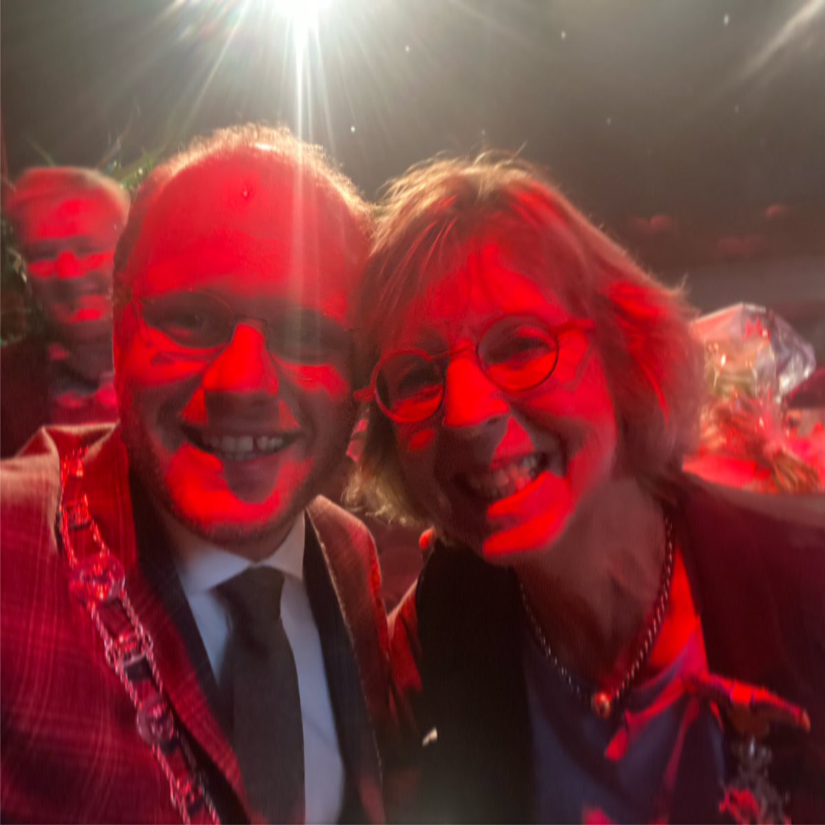 BerendJanJoris's tweet photo. En weer een ridder in Winterswijk, "onze" Ineke van Empel is bij haar afscheid als directeur van @TheaterDeStorm gedecoreerd als Ridder in de Orde van Oranje Nassau. Proficiat #inekebedankt 🇳🇱🎖😘 @Gem_Winterswijk @100pWinterswijk https://t.co/yZZTXwmpW4