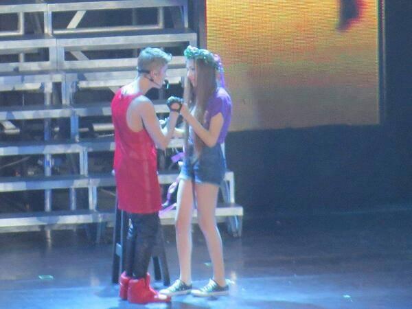 Meliatlantico's tweet photo. Es buen momento para recordar que en 2013 justin bieber me subió al escenario y ME CANTÓ, podrán? https://t.co/vU85KxfeRZ