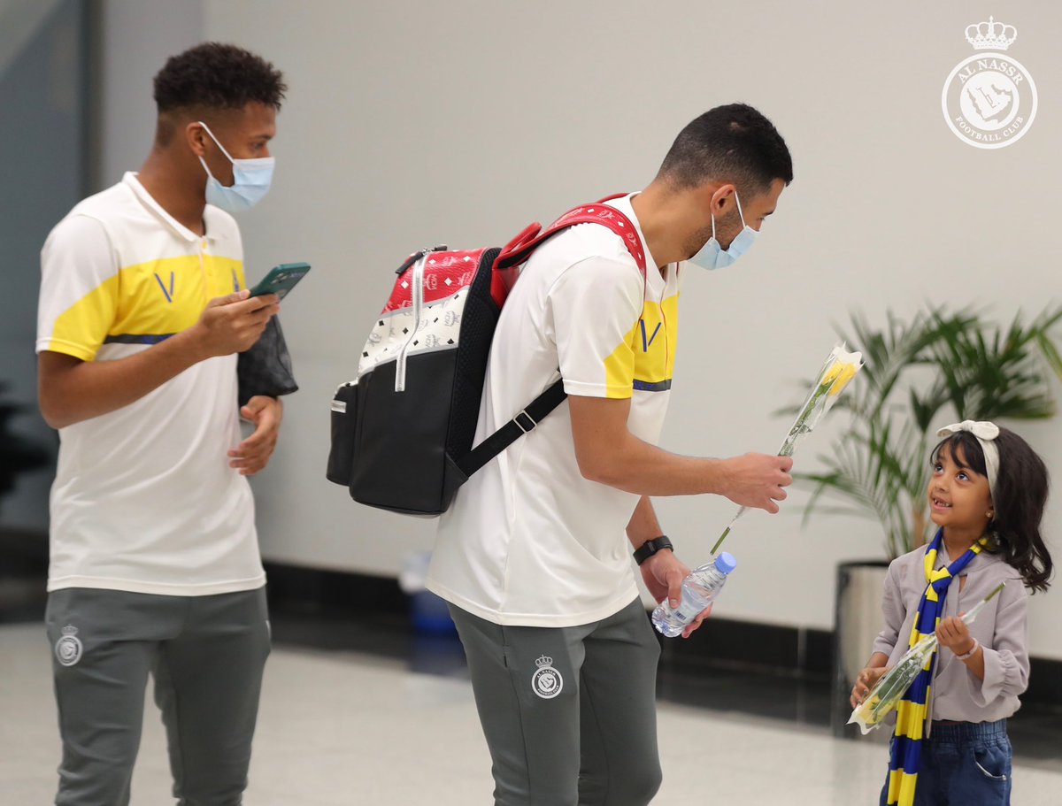 بالورود 💐
أهالي أبها يستقبلون #العالمي 💛