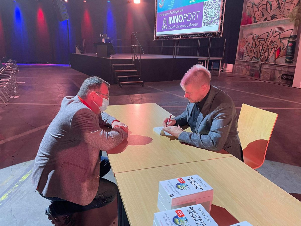StefanKrausTUG's tweet photo. Was für ein begeisternder Abend mit @saschalobo im #Innoport Reutlingen. https://t.co/vM6KKG4naY
