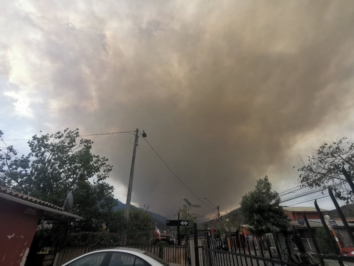 cramirezc's tweet photo. @bayron_lopez01 @reddeemergencia @djgraff_German @Pabl0Manzanares @chile_accidente @Bomba_Decima @GrupoWurtlitzer @Bomberos_Tiltil @BomberosdeChile @Bomberos_MetSur @BomberosNunoa @CBLaGranja1950 @cbsantiago @CBConchali_1948 @ClaudioSeguelR @1ra_CBTT @karen_osorio_sa @RNESANTIAGO @AlvaroMolinaCL @Emergencias365 @FJFPCL @lNFOSCHILE @fdo2000 @Geosorno01 @Octavacbn #Portezuelo #Caleu #TilTil

@Bomberos_Tiltil declara #incendioforestal en Capilla de Caleu

@BomberosdeChile apoya con
Z0 y H5 @cbsanbernardo 
Z8 @Bomberos_MetSur
B11 @BomberosNunoa
Z1 @CBLaGranja1950
y Z4 @CBConchali_1948

Fotos @ClaudioSeguelR @alegriagonzaa y @karen_osorio_sa https://t.co/rTVjgljqxE