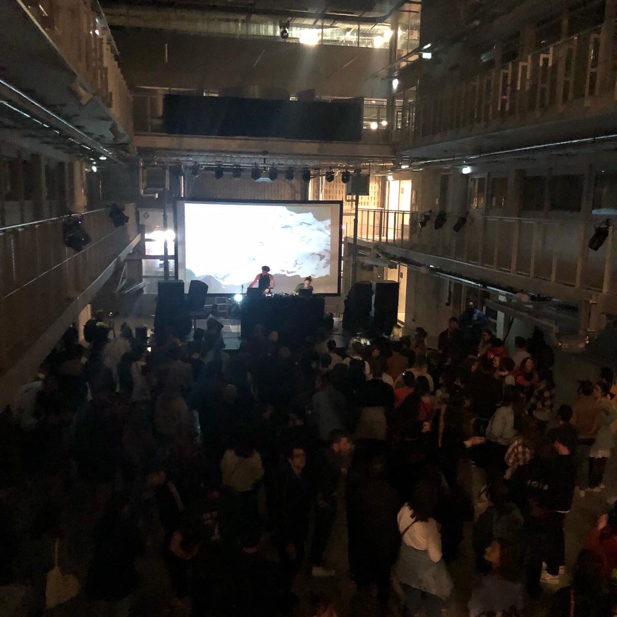 franckytrichet's tweet photo. 1er concert en live à la @Halle6Ouest de @UnivNantes propulsé par @MydSound (Born a Loser) qui découvre la scène de la mezzanine où plus de 500 étudiants l’attendent pour un set historique car c’est tout simplement le 1er du lieu inauguré en 2019 ! https://t.co/ZfasduZwd7