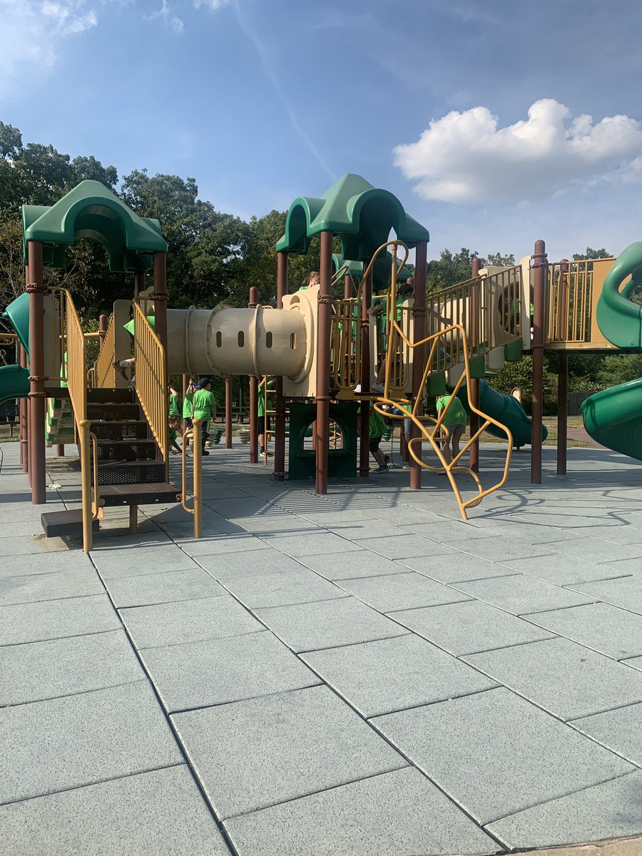 houston_5th's tweet photo. Pit stop for some playground fun before our hike!! https://t.co/EstvIqUSiP