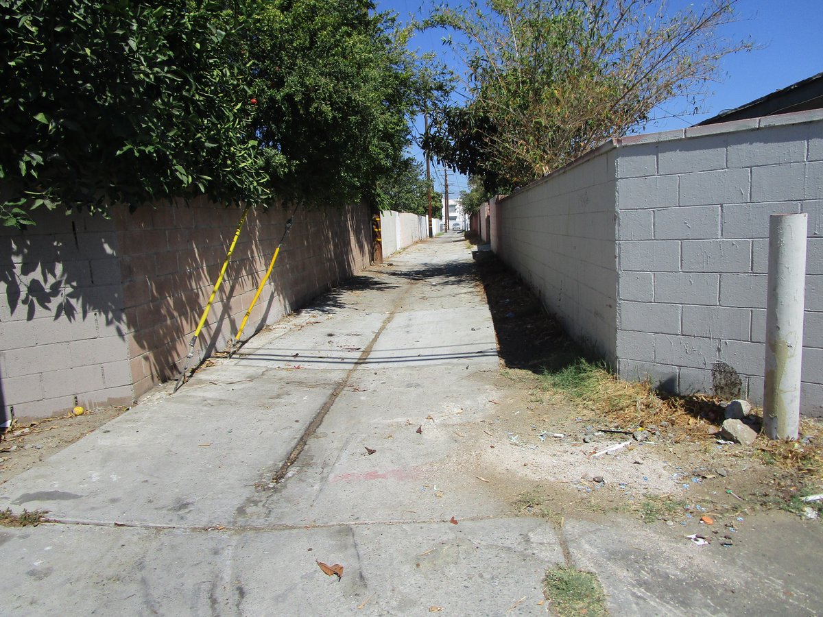LBPublicWorks's tweet photo. Our #LBCleanTeam performs regular citywide alley cleanups, helping to create safe &amp; accessible alleyways. Residents can assist with the bulky cleanups by reporting illegally dumped items on the #GOLongBeach App. #KeepLBClean 🚮  

📱 How to download: https://t.co/gJDIZp8qov https://t.co/J5AggqRUHG