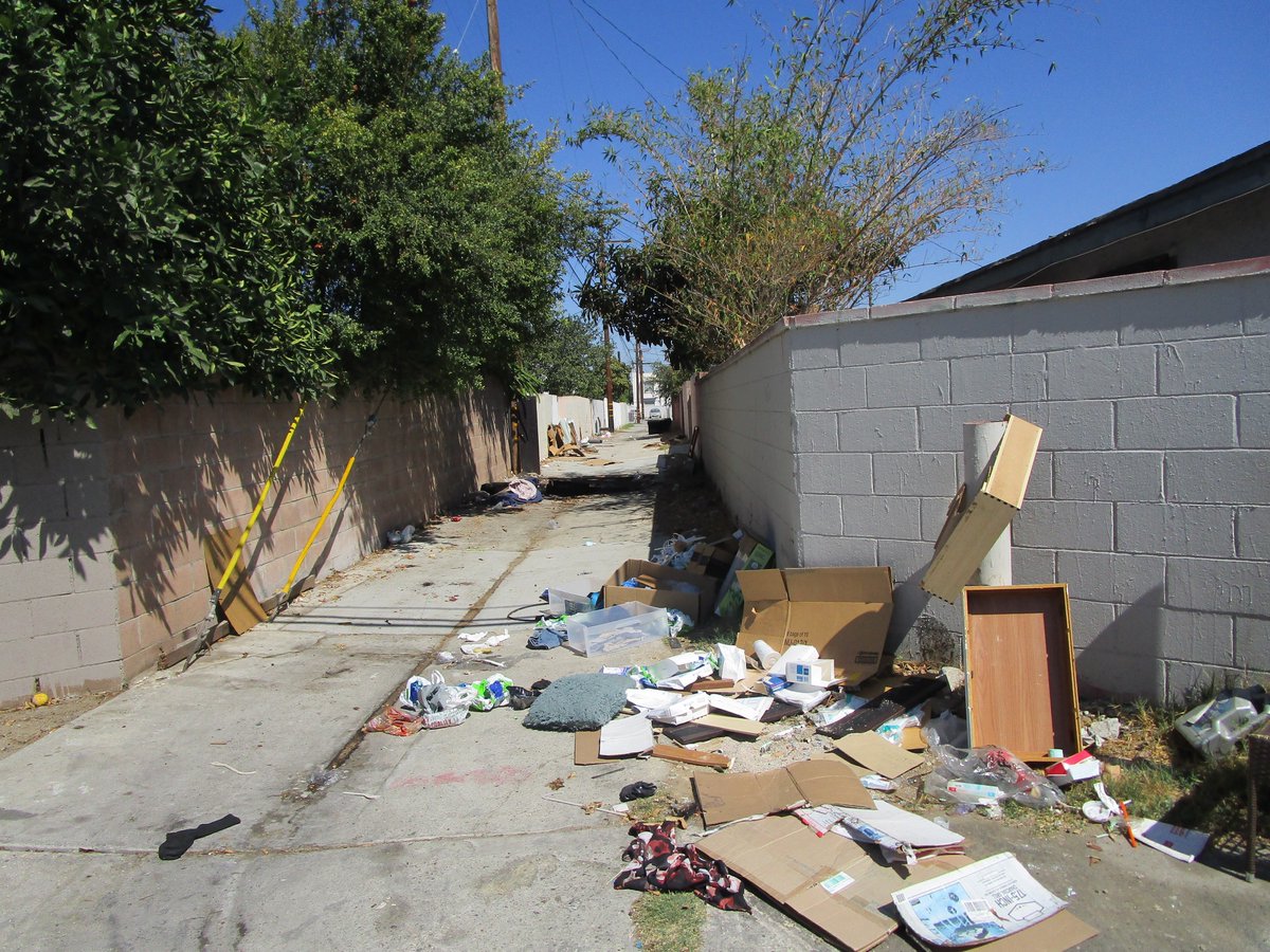 LBPublicWorks's tweet photo. Our #LBCleanTeam performs regular citywide alley cleanups, helping to create safe &amp; accessible alleyways. Residents can assist with the bulky cleanups by reporting illegally dumped items on the #GOLongBeach App. #KeepLBClean 🚮  

📱 How to download: https://t.co/gJDIZp8qov https://t.co/J5AggqRUHG