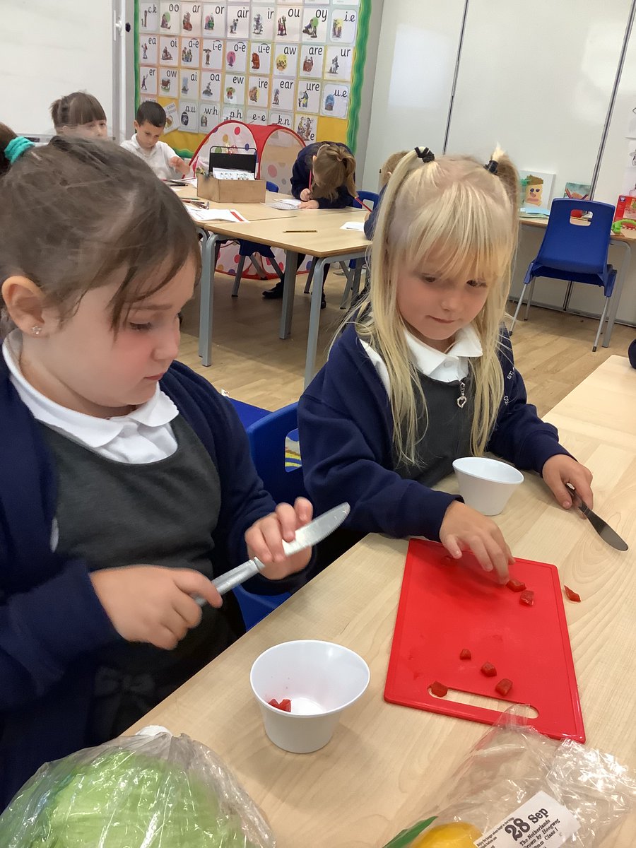 Barrell_SMCA's tweet photo. We are preparing for Harvest here in Year One, by planning and making rainbow salads! We enjoyed learning about how food is grown, preparing food safely and enjoying the tastes 😀🥗🍎🍓🌽🥒 https://t.co/P5z4xn1RXw