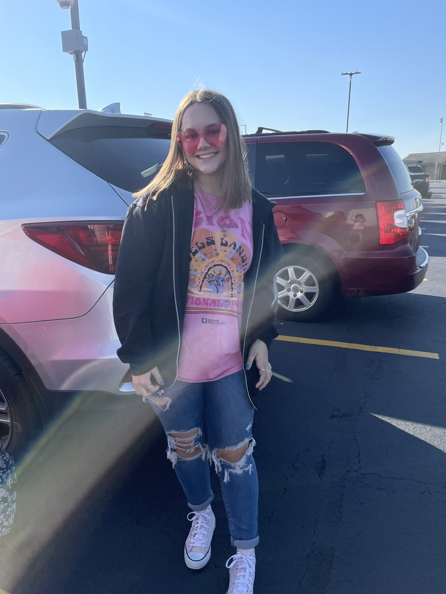 pink day with <a href="/LSandchez/">leily</a> #BringbacktheThunder <a href="/AndrewStuCo/">VJA StuCo</a> <a href="/SukaloTracy/">Tracy Sukalo</a>