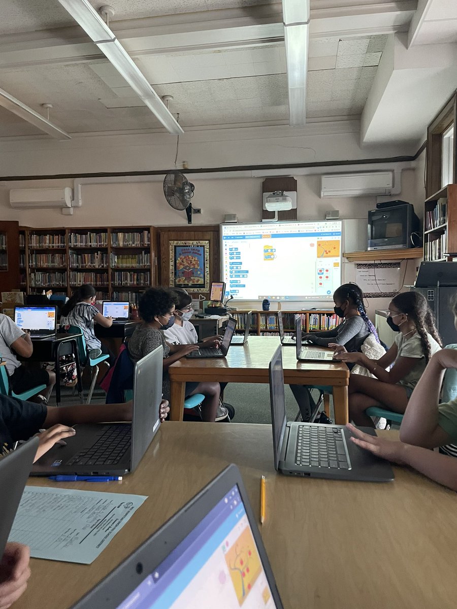 djperlow's tweet photo. 🍁🍂🍎There’s a fall feeling in the air today and that makes it the perfect time to work on  KidOYO’s Fall Hatch challenge! @CodeMakeOwn @kid_OYO @WHGWashington @WhufsdRams https://t.co/qgEHsyV9I0