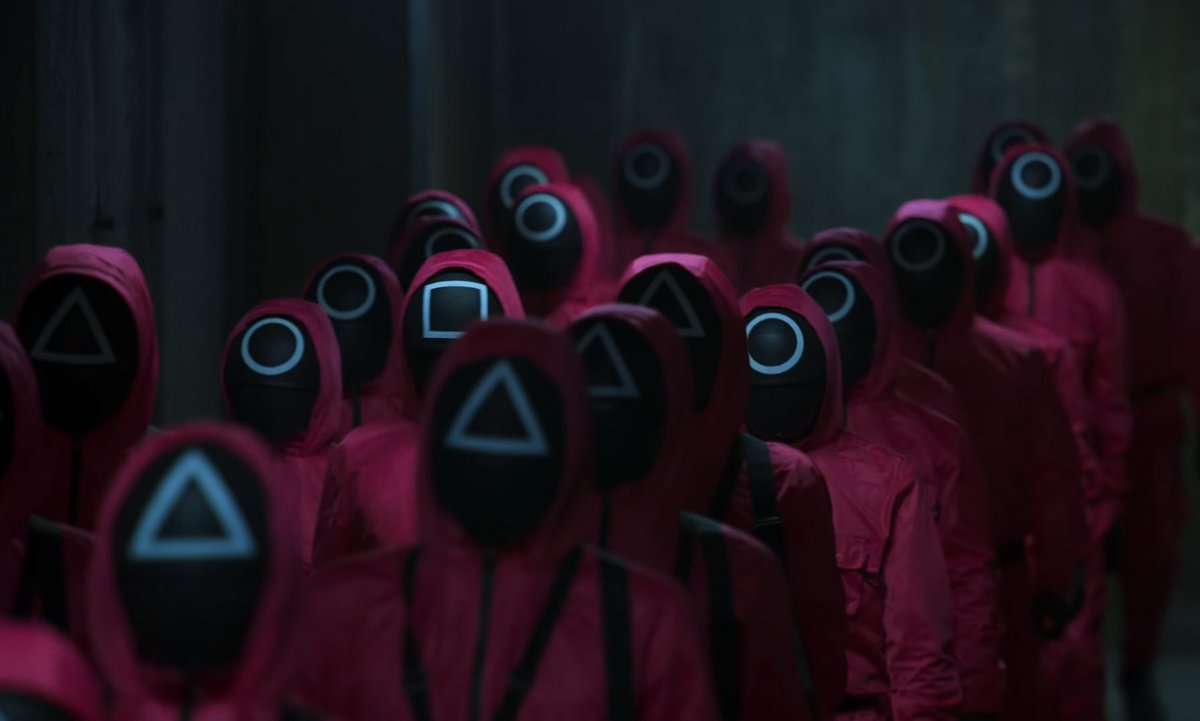 игра в кальмара мем. игра в кальмара персонал. включи играет в игру кальмара. включи играет в игру кальмара. игра в кальмара люди в масках.