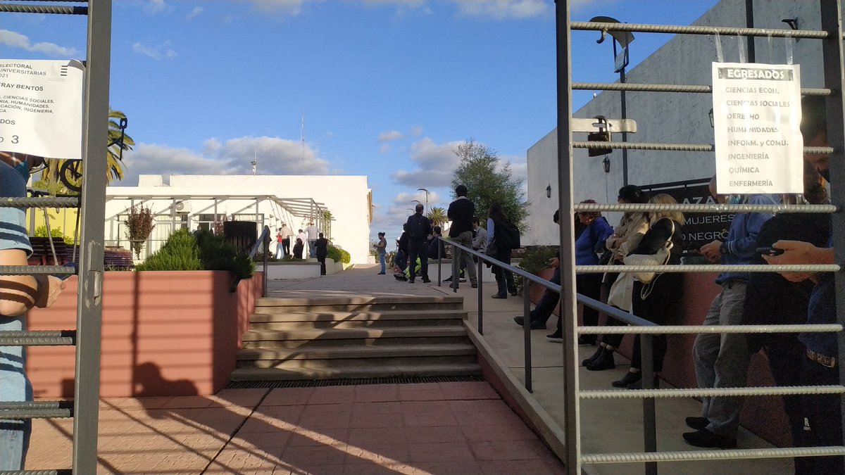 Insólito lo de las #EleccionesUniversitarias en Fray Bentos. Sólo se pusieron 3 mesas de votación. Demoras de casi 2 horas durante casi todo el día por largas colas. 1 sola mesa para estudiantes y 2 mesas para docentes y egresados. Personas que han estado casi 1 hora 50 esperando