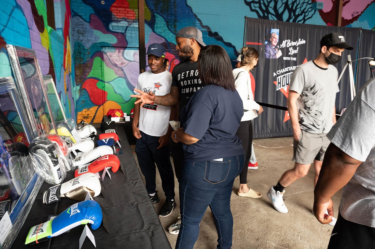 hobccornerfocus's tweet photo. All of the autographed memorabilia purchased provided safety equipment to Detroit youth boxers at the Tony Harrison 'Fight For Safety' fundraiser. @AlBernstein  @Iamboxing #Detroit #boxing #superbadacademy #fightforsafety https://t.co/ShNq67VYpj