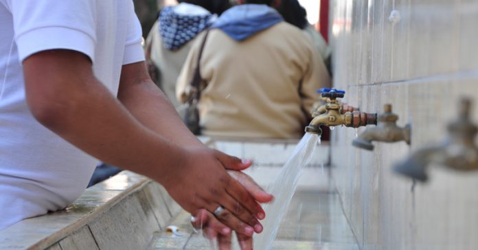 #Regionales Médicos Unidos: 8 de 10 escuelas no tienen agua potable ni luz bityl.co/8uYd