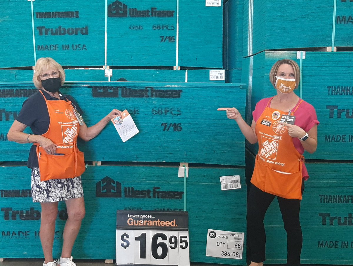 This lady right here is on fire 🔥🔥🔥🔥a prime example of what taking time to coach and train can accomplish...cashier friendliness 100% and 40 credit apps last month. Way to go Linda sooo proud of you!!! You Rock!!!
#LoveMyCashiers
#LoveYourPeople