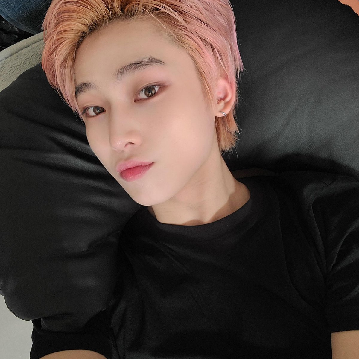 ชอบเวลาน้องซอนอูถ่ายรูปมุมนี้อะ ฮือ เหมือนโดนต้องมนต์สะกด เห็นเครื่องหน้าชัดทุกมุม สวยมากㅠㅠㅠㅠ