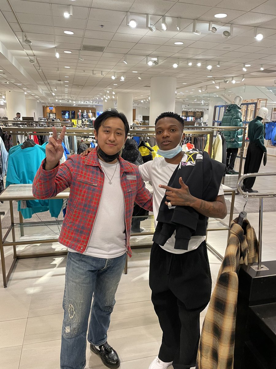 marqoguapo's tweet photo. I never ask for pictures with celebs but this was too good to pass up

thanks for cashing out with me bro @wizkidayo https://t.co/qaJnwBJq7K