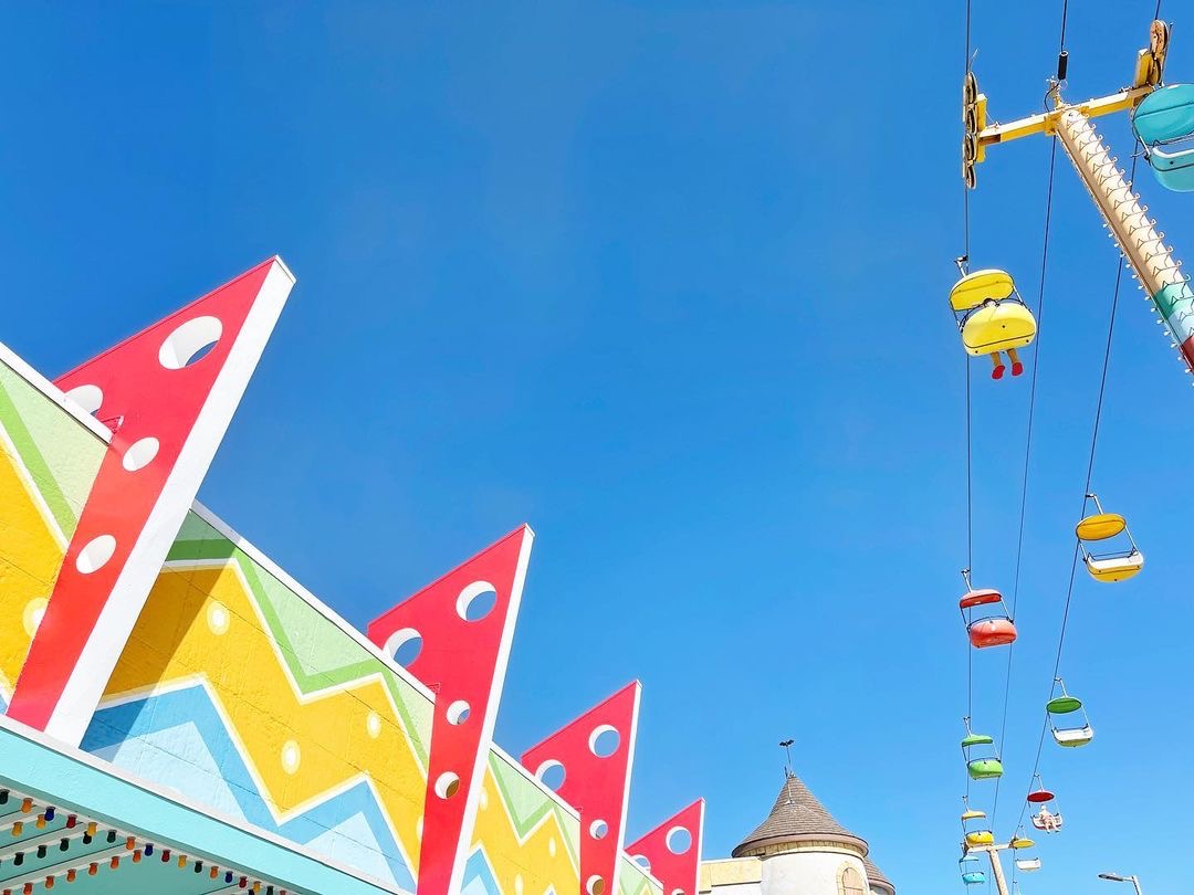 The googies are looking on point with their fresh coat of paint! 🤩🎨
📷| Sarah Curry Design
#BeachBoardwalk #SantaCruz #GoogieArchitecture