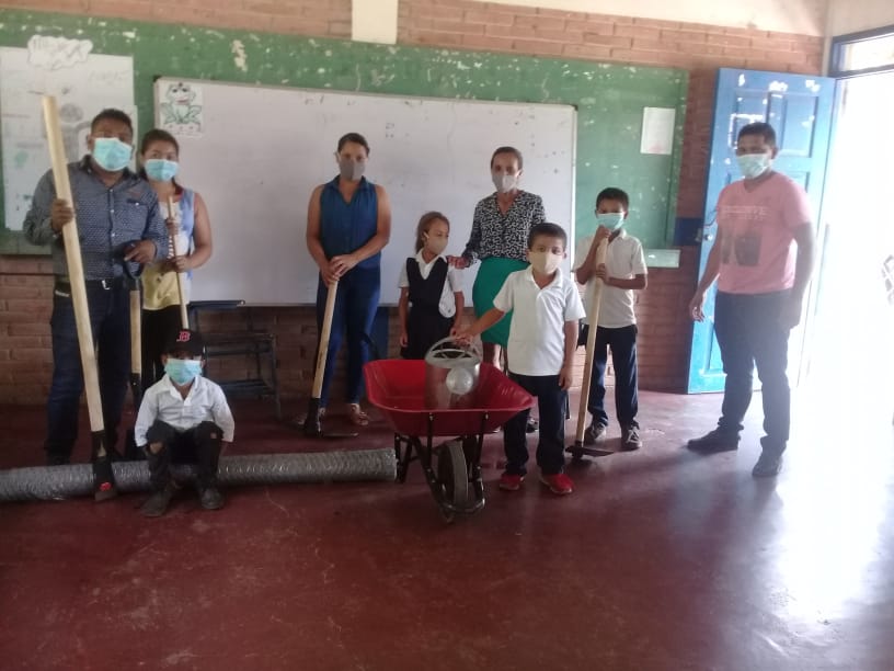 Entrega de kits de herramientas de trabajo para los huertos escolares, en los centros educativos Rafaela Herrera y Esperanza de plan Grande.
#EnVictoriasEducativas 
#PatriaBenditaYLibre 
#Nicaragua 
#29Septiembre