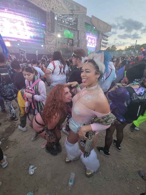 Met the most amazing people this year during lost landss https://t.co/RUeKoB8fzE<a href="/tag/chicago"class="tags"><span>#chicago</span></a><a href="/tag/flash"class="tags"><span>#flash</span></a><a href="/tag/flashing"class="tags"><span>#flashing</span></a>
