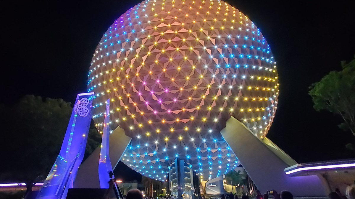 AshleyLCarter1's tweet photo. Why do I love the Spaceship Earth Beacon of Magic so much? https://t.co/srJgaVbPP0