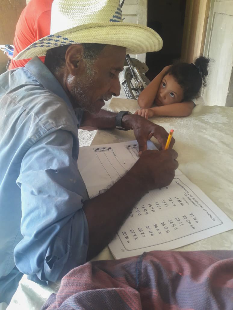 " Y también enseñenles a leer"
Educación de Jóvenes y Adultos 
Modalidad: Alfabetización en Aplicación de carta a Neolector de la comunidad de Manchones.
#EnVictoriasEducativas 
#PatriaBenditaYLibre 
#Nicaragua