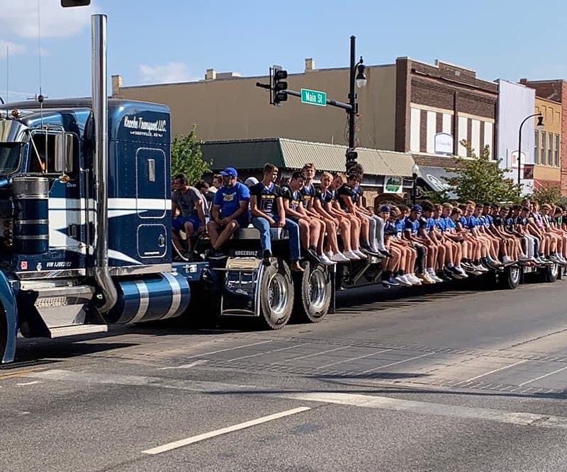 knoche_steven's tweet photo. Homecoming parade for Hutch High. 6A football team, 85 players, 15,000 lbs worth of players and coaching staff lol that 2021 Wilson is absolutely bitching too!! #glassisclass #wilsontrailer https://t.co/iAYYHwP8rn