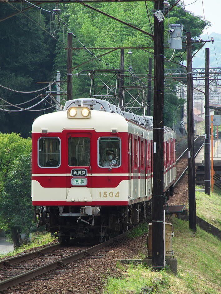 Welcome Shinyu 木製の架線柱を潜って 神鉄 神戸電鉄 神戸電鉄粟生線 三木上の丸駅 1500形 赤いのん 鉄道のある風景 T Co Gn7q6ty7lu Twitter