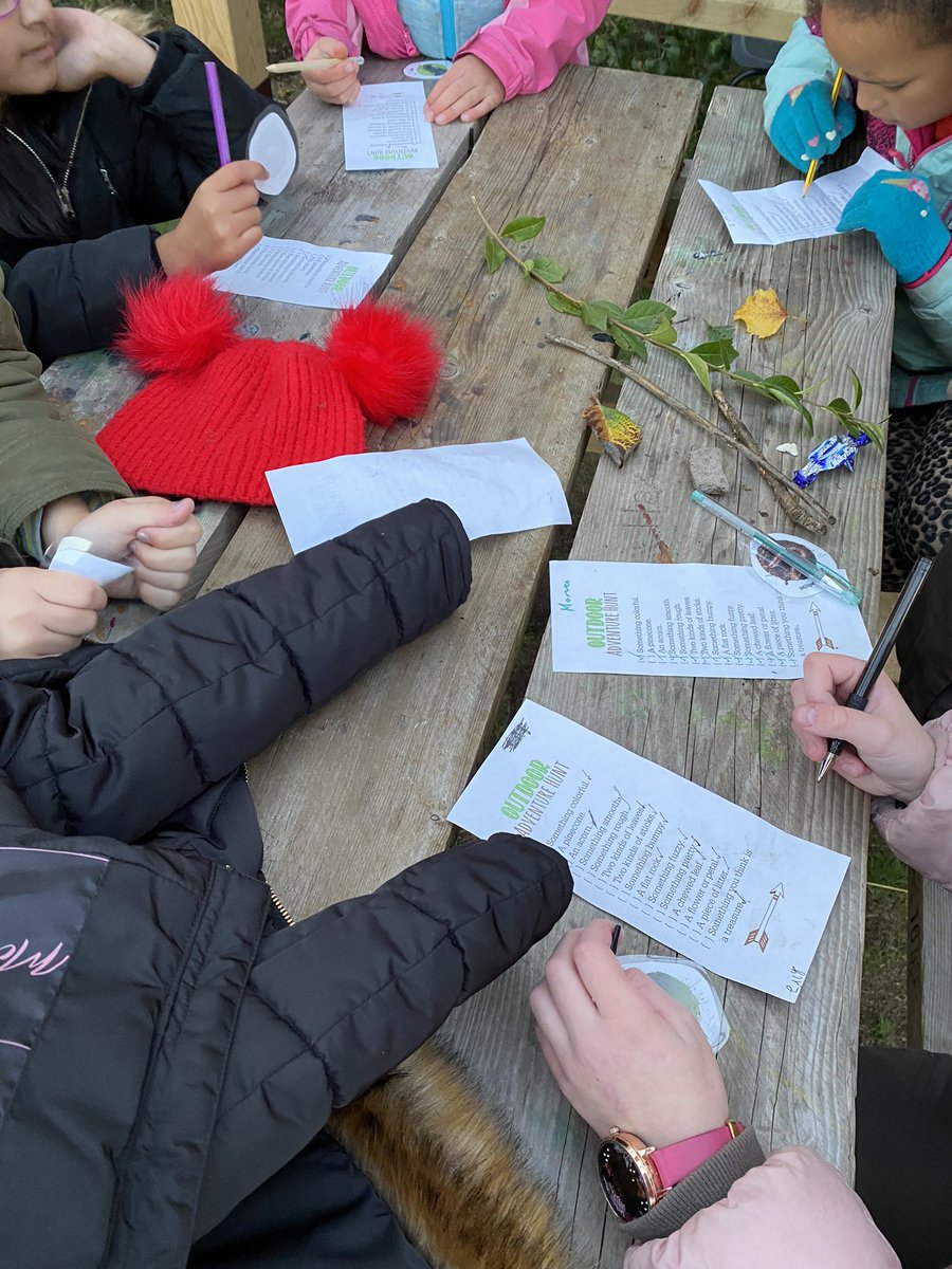 259Glasgow's tweet photo. 259th Glasgow Brownies had a great time working on their @GirlguidingScot   #WeeBeastie challenge tonight. We went on a bug &amp; adventure hunt #OutdoorGuiding #BrowniesExplore https://t.co/BBWIxJdyq8