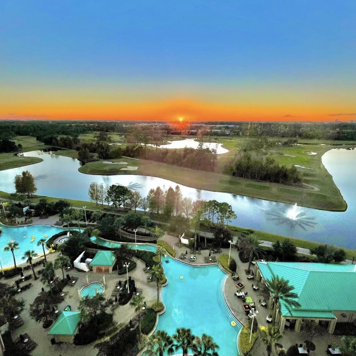 Sunset is our favorite color at #SigniabyHiltonOrlandoBonnetCreek. 
📷: @scarcheno