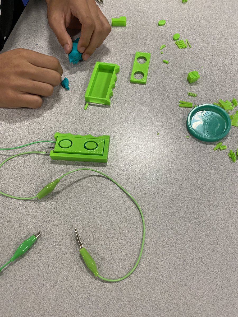 AdamsonHDMM's tweet image. Progressing closer and slider towards final designs. We have now smashed 3D design and printing with Makey Makey boards. #STEMis @HDMcMillan