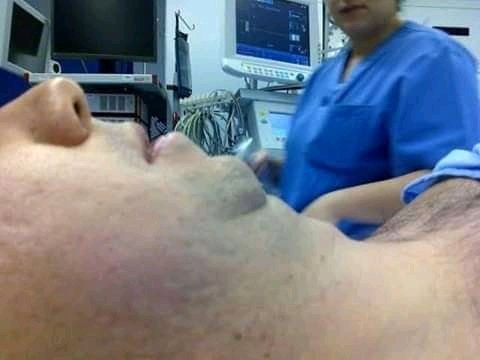 ¿Este señor como hará para doblar las sábanas y cobijas?