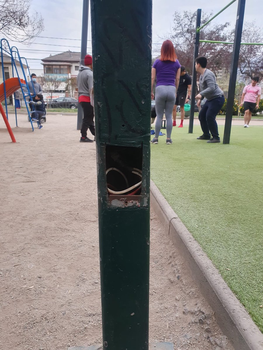 arcanomalis's tweet photo. @MuniNunoa Poste de la luz sin tapa con cables expuestos, muy peligroso para los niños que juegan en la plaza Guillermo Franke. https://t.co/v9HsGIN6EO